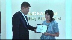 Биртанов наградил акушерку, которая принимала роды во время взрывов в Арыси