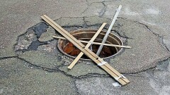 В Алматы колодцы закрывают двумя крышками: чугунной и специальной сеткой