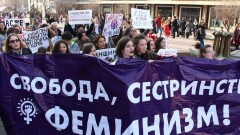 С лозунгами против фашизма и сексизма прошлись феминистки по Алматы