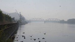 Жителям Усть-Каменогорска рекомендуют не выходить на улицу из-за едкого дыма