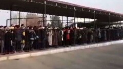 Узбекистанцы стоят в очереди на границе за дешёвыми казахстанскими продуктами