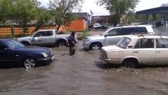 Сильный ливень затопил центральные улицы и парализовал движение в Павлодаре 