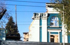 Снесена первая стена здания на Мира-Кирова в Алматы