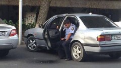 Писающего алматинского полицейского уволили со службы