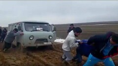 Жителей ЗКО, вытаскивающих УАЗ из грязи, сравнили с бурлаками на Волге