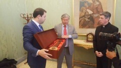 Казахстанец передал музею Ватикана копию 1500-летнего кобыза