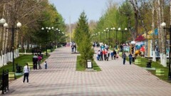 Городской парк закрыли в Уральске. Горожане гуляли там без масок 