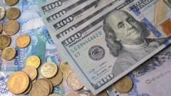 Тенге продолжает падать по отношению к доллару