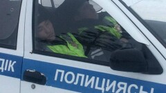 Двое полицейских уснули на дежурстве на месте проведения отчета акима Актобе