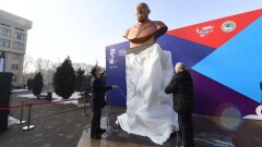 В Алматы открыли бюст Абая Кунанбаева в честь его 175-летия 