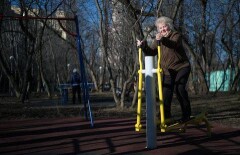 Спортивная бабушка на уличном тренажёре в Алматы заряжает позитивом пользователей сети