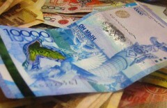 Доллар упал всего на два тенге на утренних торгах