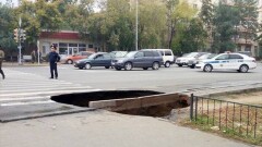 Прапорщик Нацгвардии спас в Павлодаре провалившихся под асфальт женщину и ребёнка