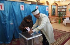 Верховный муфтий РК взял открепительный талон, чтобы проголосовать в Алматы