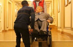 Инвалидов пригласили на праздник с участием Байбека в неприспособленное для них помещение