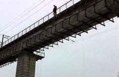 Супруга отговорила самоубийцу от прыжка с моста в Караганде