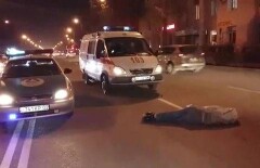 В Алматы девушка на внедорожнике переехала лежащего на дороге мужчину