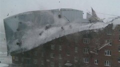 В Караганде крышу поликлиники сдуло на соседний жилой дом