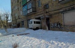 Жильцы пятиэтажного дома в Карагандинской области опасаются, что он рухнет