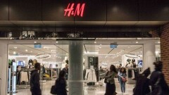 H&M обвинили в расизме из-за неоднозначной рекламы детской толстовки