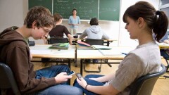 Несколько школ в восьми регионах РК запретили детям проносить смартфоны