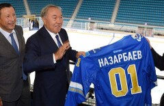 Президенту Казахстана подарили хоккейную форму с номером "01"