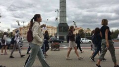Акции протеста в Беларуси: женщины с цветами вышли на улицы, в Бресте задержали иностранцев