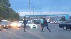 В Алматы двое неизвестных устроили драку на дороге перед равнодушным полицейским