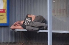 В Алматы потерявший память мужчина живёт на остановке