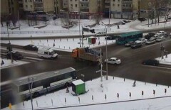 Водитель грузовика устроил смертельно опасный дрифт на перекрёстке в Караганде