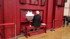 Виртуозную игру на органе показал в Астане глава администрации лондонского Сити