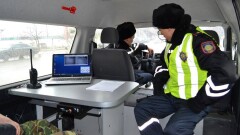 Полицейского из Мангистау наказали за курение в служебной машине