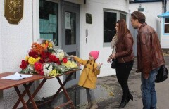 Казахстанцы приходят выразить скорбь к посольству и консульству Франции