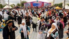 "Қара жорға" – қазақ биі. Оны аттың үстінде де билейді 