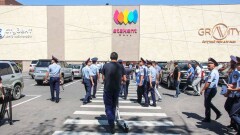 Полиция Алматы провела рейд в ТЦ "Студент" и проверила 107 бутиков