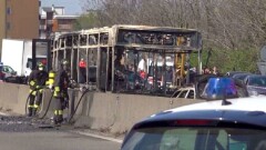 В Италии водитель школьного автобуса поджёг его вместе с детьми