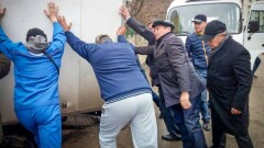 Чиновники во главе с акимом Павлодара не смогли помочь застрявшей в яме машине