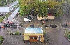 В Темиртау асфальт укладывают прямо в ямы с водой
