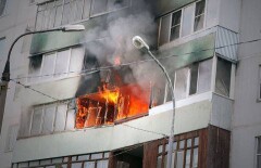 Пограничник вынес детей из горящей квартиры в Шымкенте