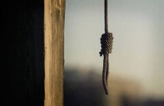 Полицейский повесился на заборе собственного дома в ВКО
