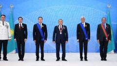 Назарбаев вручил госнаграды Мамину, Баталову и Акишеву