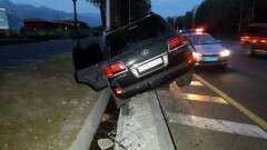 Скрывавшаяся от полицейской погони девушка-водитель снесла забор в Алматы