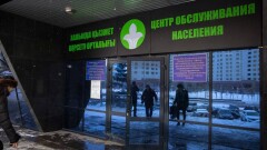 Житель Жамбылской области чуть не задушил работника ЦОНа в очереди на регистрацию
