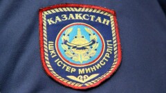 Шымкентские полицейские не знали, куда деть руки во время исполнения гимна
