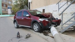Женщину-водителя, снёсшую столб в Актау, могут лишить водительских прав