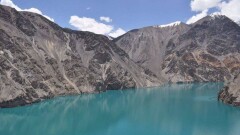 Таджикистан намерен продавать воду из опасного горного озера