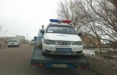 Эвакуатор увёз машину актюбинских полицейских