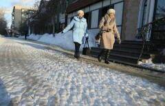 Костанайцев возмутил новый способ очистки тротуаров ото льда