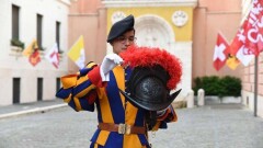 Швейцарские гвардейцы Ватикана надели напечатанные на 3D-принтере пластиковые шлемы