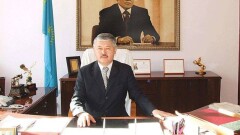 Экс-главу Комитета Минздрава Бейсена взяли под домашний арест за взятку 100 000 долларов